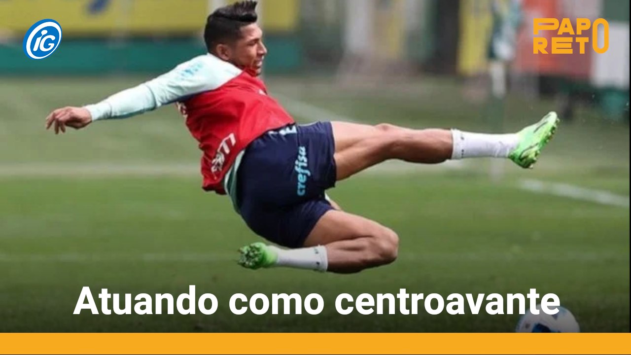 Atuando como centroavante