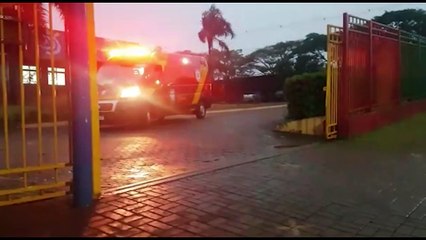 Video herunterladen: Criança sofre fratura no braço após queda em colégio no Bairro Periolo