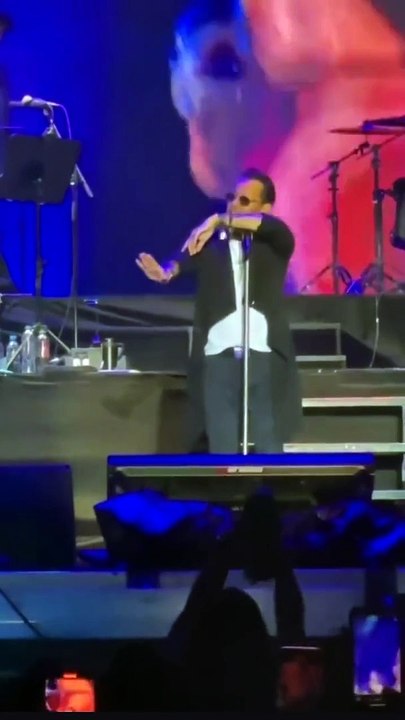 Marc Anthony Ask For Aguardiente in a Concert Medellin so they Threw him one