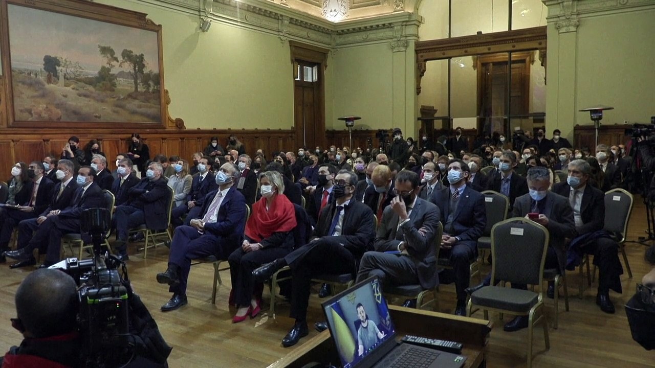 Zelenski pide suspender comercio con Rusia e ingreso de turistas rusos