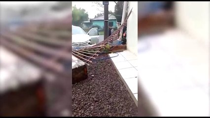 Bombeiro aposentado relata acidente em que veículo invadiu portão de residência no Centro