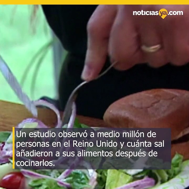 Agregar sal a la comida puede incrementar el riesgo de muerte prematura.