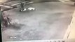 Vídeo mostra momento em que mulher é assaltada a caminho do trabalho