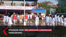 Salut! Paskibra Tetap Semangat Kibarkan Bendera Merah Putih Meski Lapangan Berlumpur