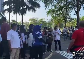 约百白衣者声援纳吉 司法宫外高喊“Bossku”