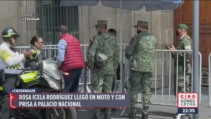 Con prisa, Rosa Icela Rodríguez llega en motocicleta a Palacio Nacional
