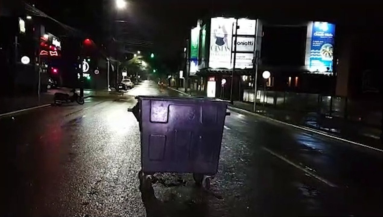 Olha eu aqui! Container de lixo chama atenção no meio da rua, no centro de Cascavel
