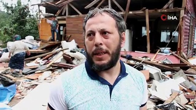 Trabzon'da içerde eşyaları çıkartılmadan evleri yıkılan hane sahipleri yıkım ekiplerine tepki gösterdi