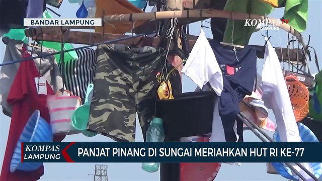 Panjat Pinang di Sungai Meriahkan HUT ke-77 RI