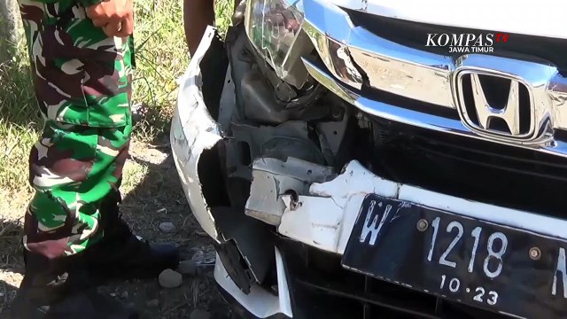 Terjun Ke Sungai, Truk Kelebihan Muatan Tabrak Mobil di Jalur Alternatif Kediri - Blitar