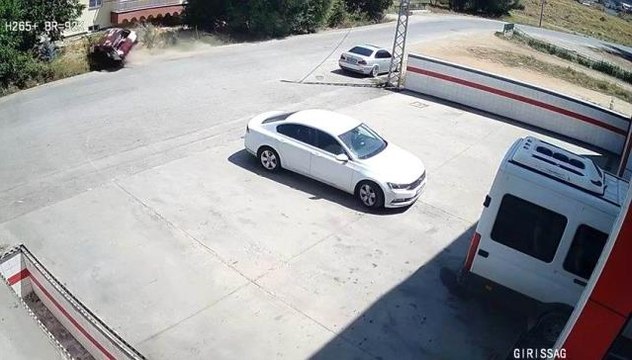 Son dakika haberi! Hızlı girdiği virajda kontrolden çıktı... Otomobilin devrilme anı kamerada