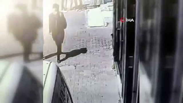 Hırsızlık yaptığı evden çıkarken başörtüsüyle bakın neler yaptı! O anlar saniye saniye görüntülendi