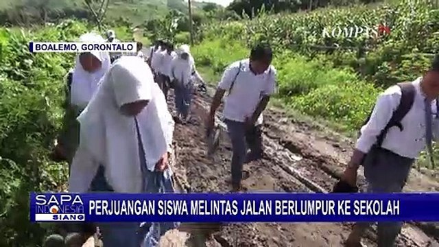 Perjuangan Siswa SMA Negeri 1 Paguyaman Pantai, Harus Berjalan Kaki 1 Jam Melewati Jalanan Berlumpur