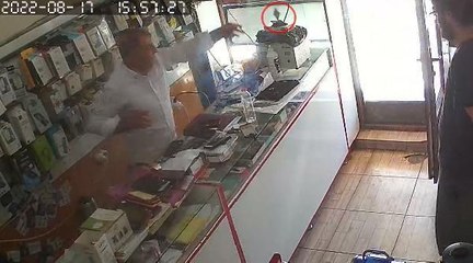 Son dakika haber... TELEFON BATARYASI ELİNDE PATLADI; O ANLAR KAMERADA