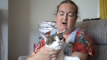 Cat saves owner who was having a heart attack by pounding its paws on her chest