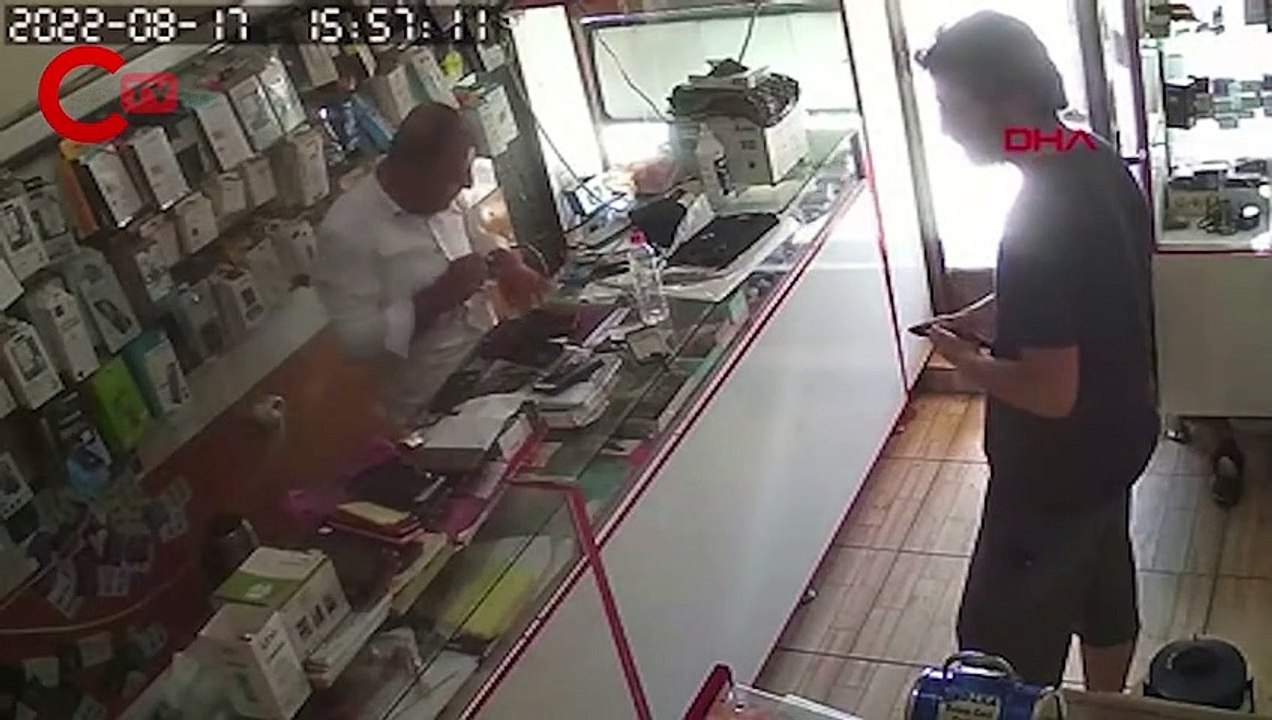 Telefon bataryası elinde patladı; o onalar kamerada