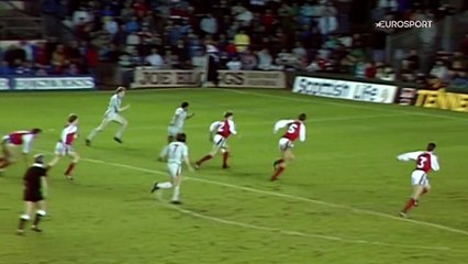 John Barnes sur le genou au sol : "Je crains que l’on fasse ça pendant 20 ans et que rien ne change"