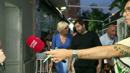 Ana María Aldón cambia de actitud y contesta a la prensa con una sonrisa