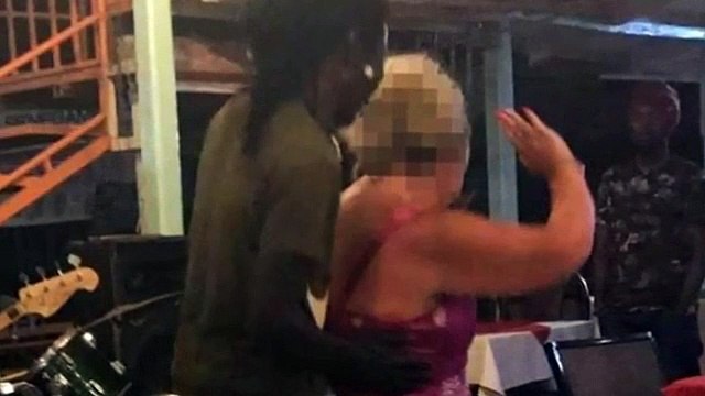 Gambia ile İngiltere arasında 'yaşlı kadın turist' krizi- Lütfen cinsel ilişki için ülkemize gelmesinler