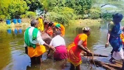 ராமநாதபுரம் அருகே கண்மாயைக் கடக்க முடியாமல் தவிப்பு - கிராம மக்களே அமைத்த தற்காலிக பாலம்!