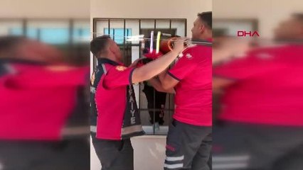 Son dakika haber! BAŞI PENCERENİN DEMİR PARMAKLIĞINA SIKIŞAN ÇOCUĞU İTFAİYE KURTARDI