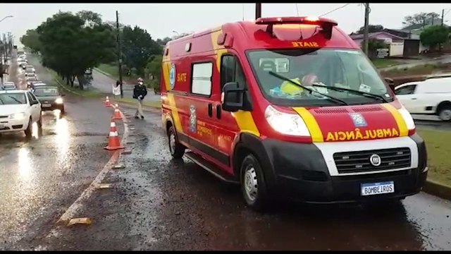 Jovem de 22 anos fica ferido após colisão com carro no Viaduto da Avenida Olindo Periolo