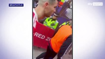 L'attaquant de Manchester United, Cristiano Ronaldo, a été rappelé à l'ordre par la police britannique après avoir fait voler le téléphone de la main d'un fan d'Everton à l'issue d'un match la saison dernière - VIDEO