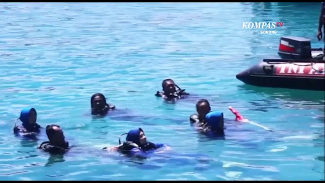 Jalasenastri Armada III Ikut Serta Upacara Pengibaran Bendera Bawah Laut