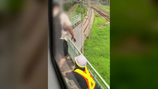 수도권 전철 1호선 전기공급 문제로 1시간 넘게 운행 중단...4백여 명 도보 이동 / YTN