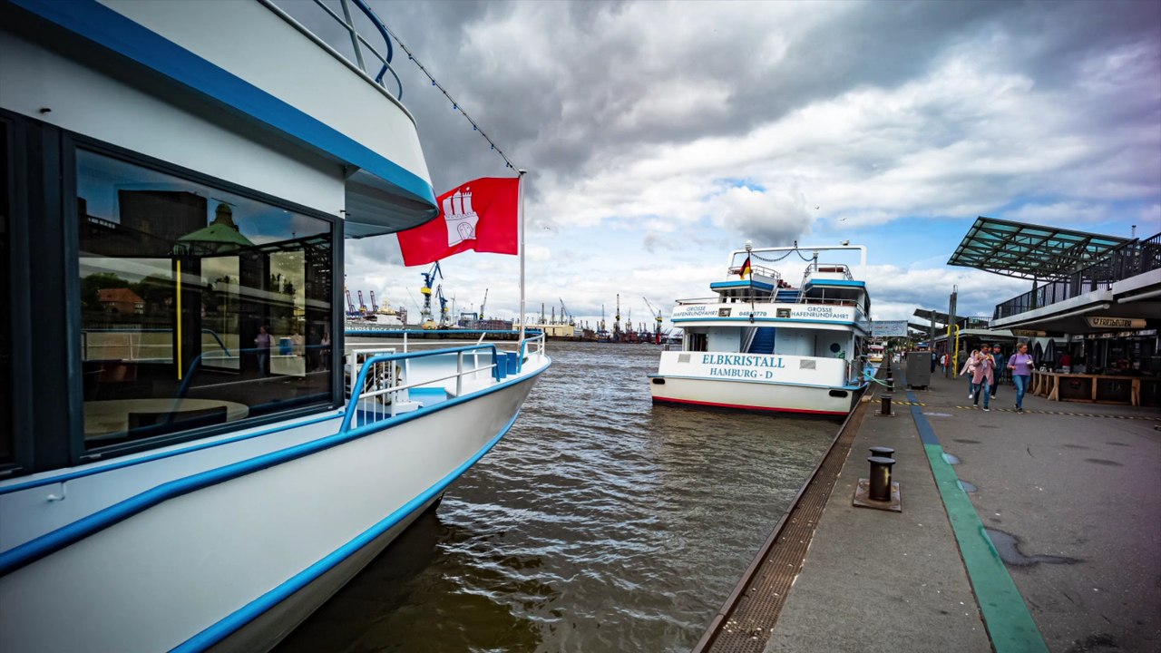 Feueralarm am Hamburger Hafen: Passagiere verlassen Schiff