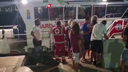 Descargar video: Incendio a Pantelleria, turisti evacuati dalla Guardia Costiera