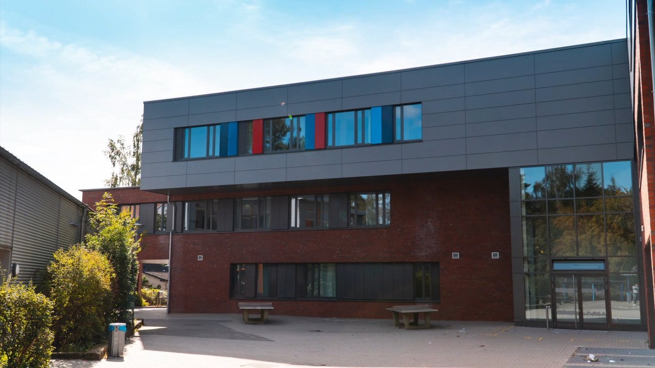 Hamburg: Schüler stürmt Klassenraum mit Schlagstock und Pfefferspray