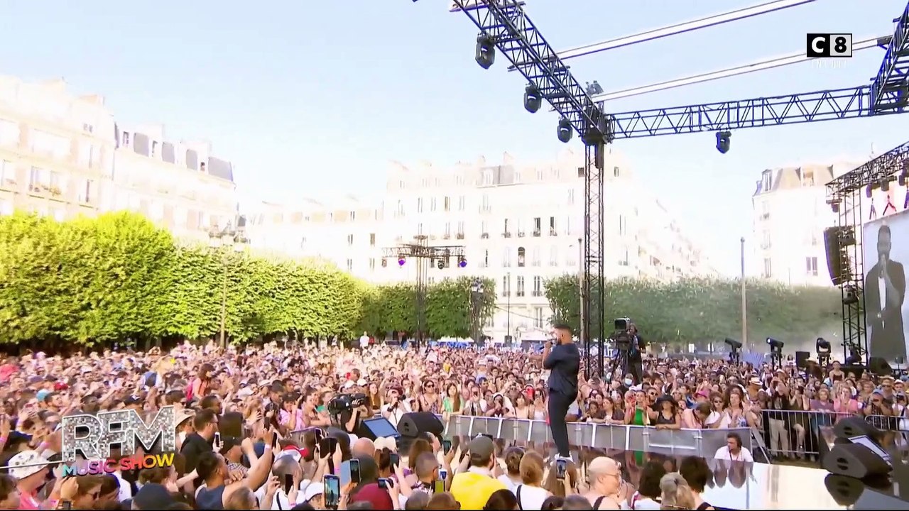 Slimane chante son single "La recette" en live