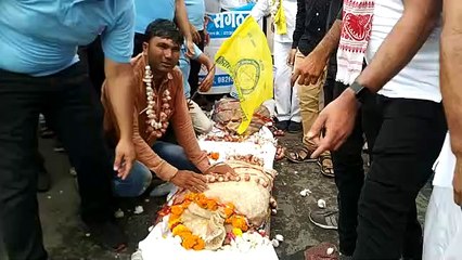 सड़क पर निकली प्याज - लहसुन की शवयात्रा, किसान बोले- कौड़ियों के दाम खरीद रहे व्यापारी