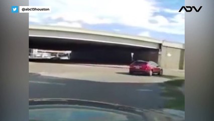 Niño cae de auto en movimiento y mujer corre a salvarlo en carretera de Texas