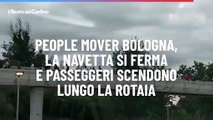 People mover Bologna, la navetta si ferma e passeggeri scendono lungo la rotaia
