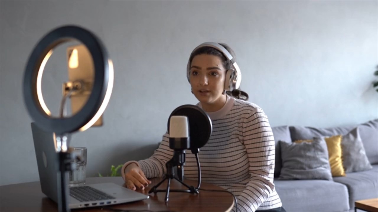 États-Unis : la plateforme TikTok surveille les...