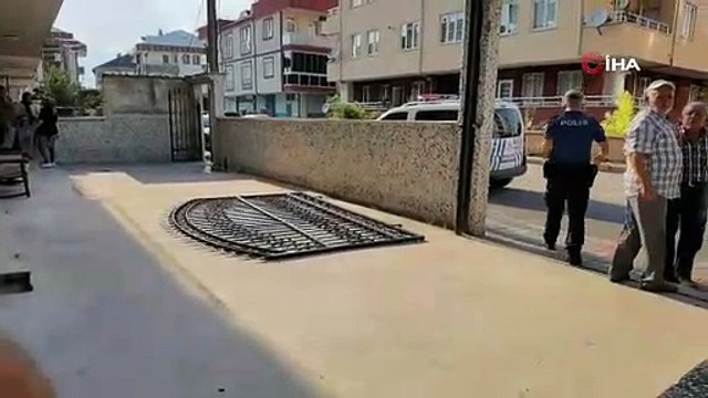 Devrilen demir kapının altında kalan çocuk yaralandı