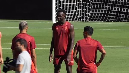 'Tecatito' sale en ambulancia del Sánchez-Pizjuán