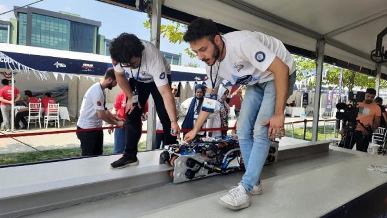 TÜBİTAK'TA YENİ NESİL ULAŞIM TEKNOLOJİSİ 'HYPERLOOP' ARAÇLARI YARIŞTIRILIYOR