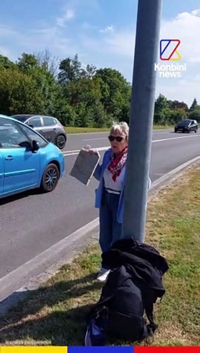 Il fait de l'auto-stop avec sa grand-mère