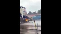 Un dingue dans un caddie est accroché à un camion sur l'autoroute