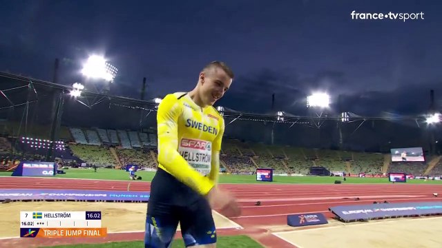 Cet athlète fait le saut du saumon pendant un championnat de saut en longueur