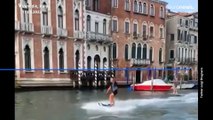 Venedik kanallarında sörf yapan 2 Avustralyalı turiste 1500'er euro ve sınır dışı cezası