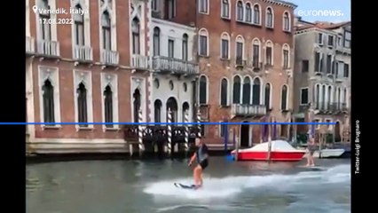 Venedik kanallarında sörf yapan 2 Avustralyalı turiste 1500'er euro ve sınır dışı cezası