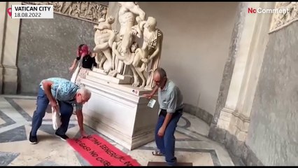 Des militants écologistes se collent à une célèbre statue du Vatican