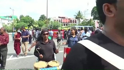 Download Video: La Policía lanza gases lacrimógenos para dispersar las protestas de estudiantes en Sri Lanka