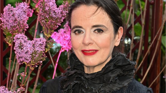 GALA VIDÉO - Amélie Nothomb anorexique à 15 ans : elle révèle comment elle s’en est sortie