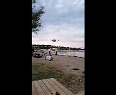 Martigues : l’hélicoptère se pose sur la plage de Ferrieres