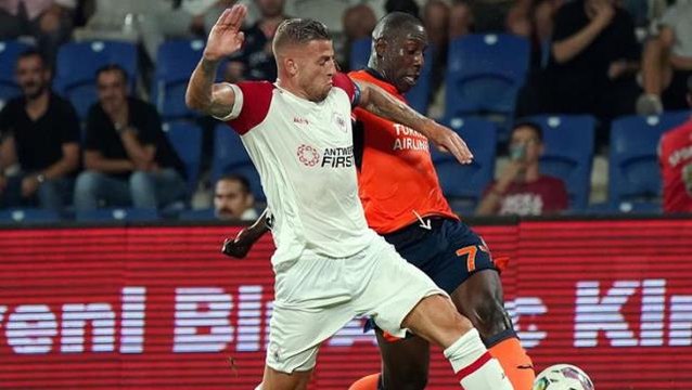 Başakşehir, Konferans Ligi play-off turu ilk karşılaşmasında Royal Antwerp ile berabere kaldı!